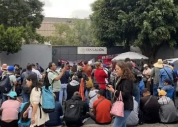 CNTE endurece protestas en CDMX y bloquea sedes de SEP e ISSSTE en jornada de tensión
