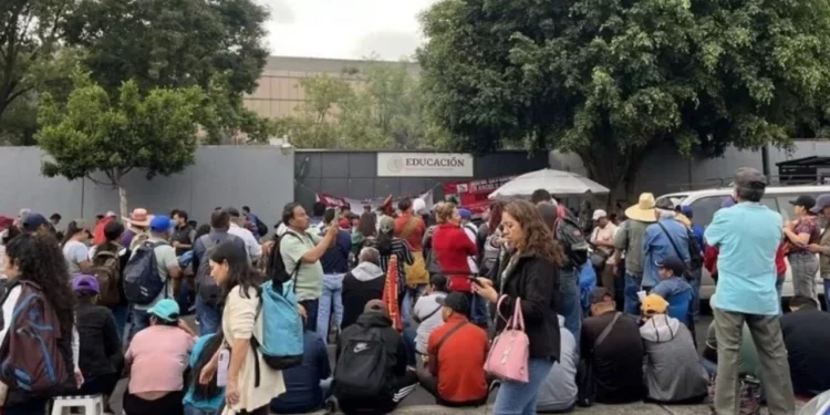 CNTE endurece protestas en CDMX y bloquea sedes de SEP e ISSSTE en jornada de tensión