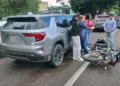 Elementos de la Policía Vial Estatal resguardaron la camioneta GMC y la motocicleta Suzuki.