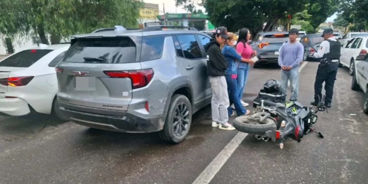 Elementos de la Policía Vial Estatal resguardaron la camioneta GMC y la motocicleta Suzuki.