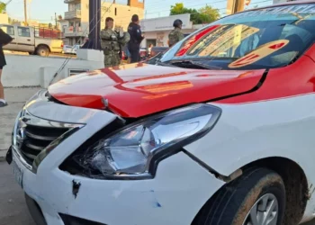 El taxi del sitio ‘San Matías’ quedó con daños en la carrocería.