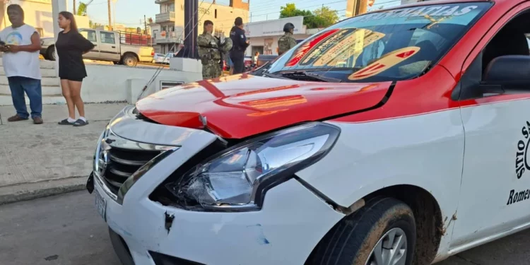 El taxi del sitio ‘San Matías’ quedó con daños en la carrocería.