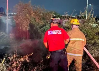 Elementos de Bomberos lograron controlar el incendio.