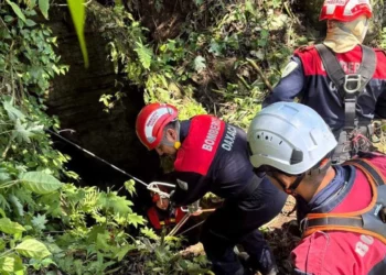 Elementos de rescate maniobraron con equipo especializado para recuperar el cuerpo de la víctima.