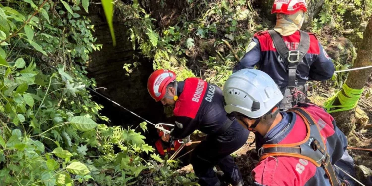 Elementos de rescate maniobraron con equipo especializado para recuperar el cuerpo de la víctima.