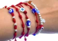 Hay diferentes diseños de cintas y se pueden acompañar con otros amuletos como el ojo turco.