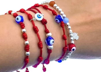 Hay diferentes diseños de cintas y se pueden acompañar con otros amuletos como el ojo turco.