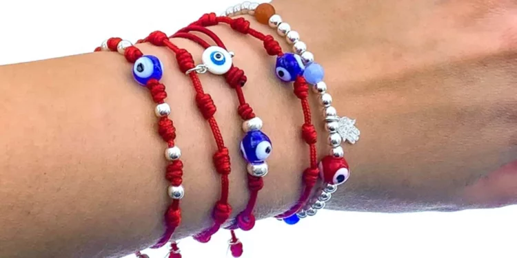 Hay diferentes diseños de cintas y se pueden acompañar con otros amuletos como el ojo turco.