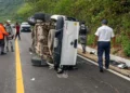 Una camioneta Nissan NP300 quedó volcada sobre su costado derecho.