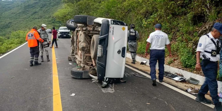 Una camioneta Nissan NP300 quedó volcada sobre su costado derecho.