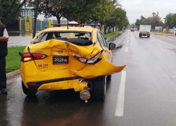La parte trasera del taxi resultó con severos daños.