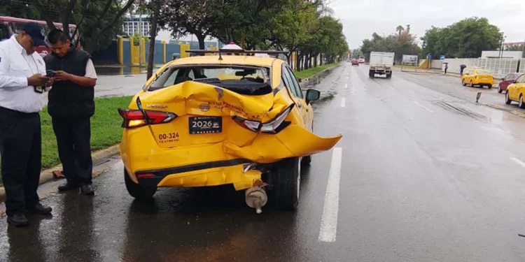 La parte trasera del taxi resultó con severos daños.