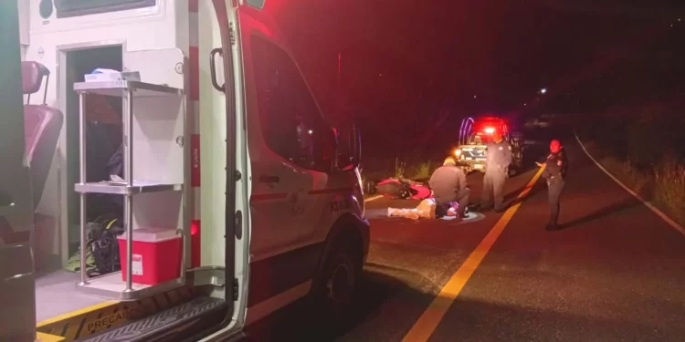 El accidente ocurrió a las 02:30 horas del jueves 18 de junio en la carretera Huajuapan-Oaxaca. Paramédicos atendieron al lesionado.