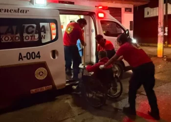 Paramédicos de Protección Civil de Xoxocotlán auxiliaron y trasladaron a su hogar al adulto mayor.
