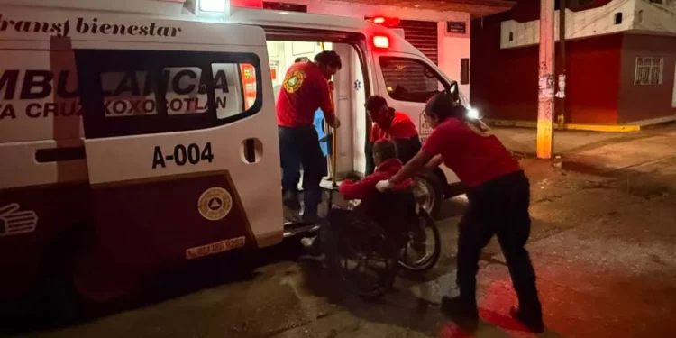 Paramédicos de Protección Civil de Xoxocotlán auxiliaron y trasladaron a su hogar al adulto mayor.