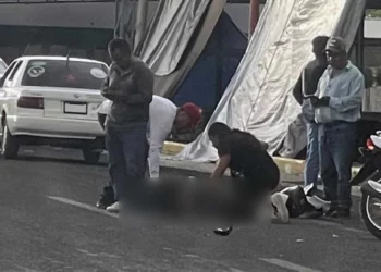 Personal de emergencias brindó auxilio a los dos jóvenes de 18 años.