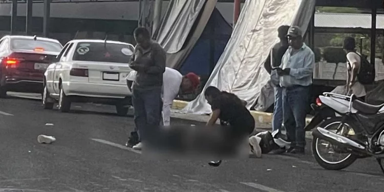 Personal de emergencias brindó auxilio a los dos jóvenes de 18 años.