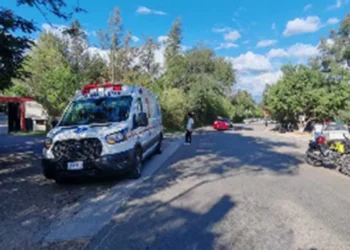Un hombre de la tercera edad salvó la vida de milagro tras colisionar fuertemente contra un auto de alquiler.