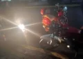 Propietarios y testigos evalúan los severos daños materiales causados por el automovilista que huyó hacia Acatlima.