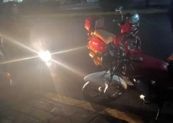 Propietarios y testigos evalúan los severos daños materiales causados por el automovilista que huyó hacia Acatlima.