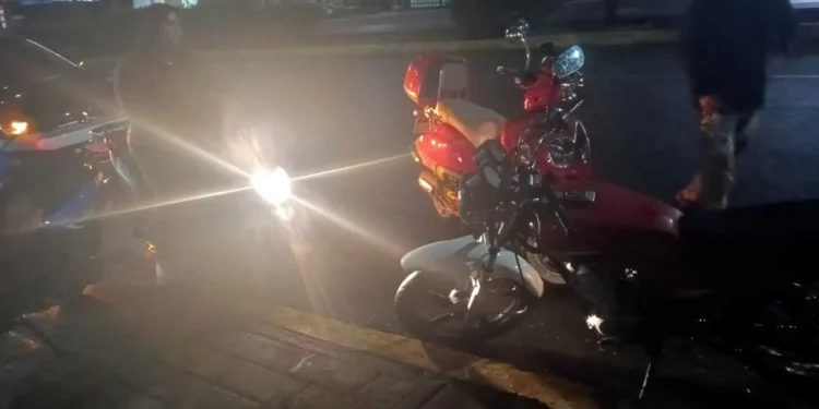 Propietarios y testigos evalúan los severos daños materiales causados por el automovilista que huyó hacia Acatlima.