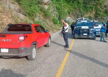 Corporaciones poblanas y oaxaqueñas coordinaron esfuerzos para rescatar el cuerpo atrapado entre la chatarra.