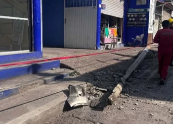 El poste de concreto de la CFE quedó partido y obstruyendo la banqueta tras el impacto.