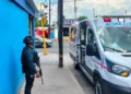 Los paramédicos brindaron los primeros auxilios a la empleada del comercio.