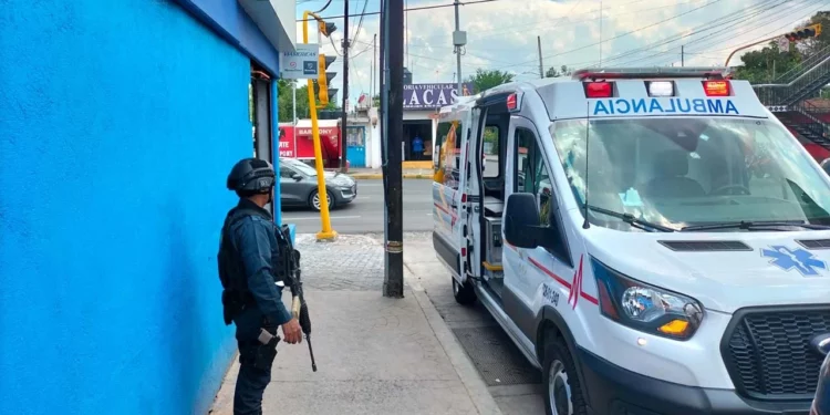 Los paramédicos brindaron los primeros auxilios a la empleada del comercio.