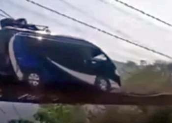 Foto: tomada de video // Una camioneta de pasajeros sobre un puente colgante en San Mateo Yucutindoo para comunicarse con Santiago Yosondúa, en la Sierra Sur.