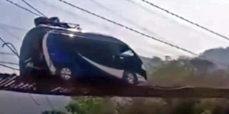Foto: tomada de video // Una camioneta de pasajeros sobre un puente colgante en San Mateo Yucutindoo para comunicarse con Santiago Yosondúa, en la Sierra Sur.