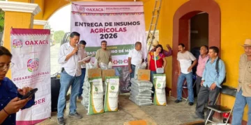 Entregan insumos a productores mixtecos