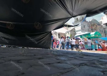 Foto: Adrián Gaytán // Acumulación de desechos y basura en el plantón del zócalo de Oaxaca.