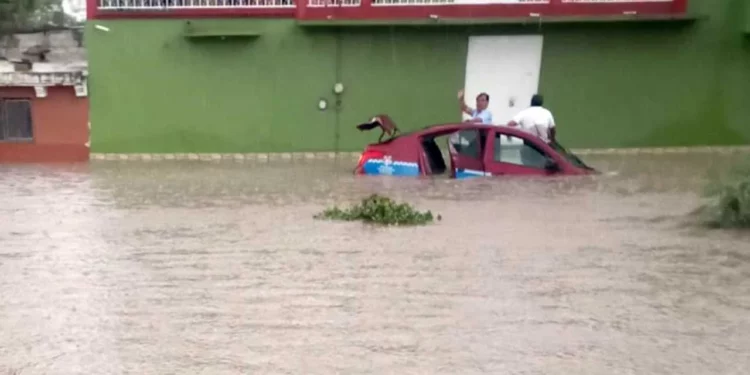 Tromba afecta Tlacolula; deja viviendas anegadas