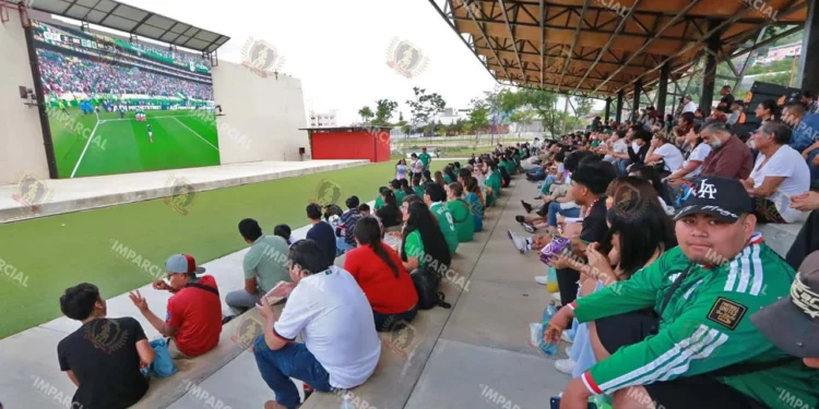 Foto: Adrián Gaytán // A pesar de presenciar uno de los peores juegos inaugurales, sirvió para tomar un respiro de la actividad cotidiana.