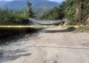 Agentes investigadores y peritos forenses procesaron la escena del crimen.