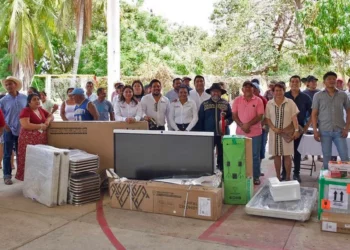 Foto: Gobierno municipal de Santa María Colotepec // Acusan uso de recursos públicos para la promoción personal del rector de la UACO de Santa María Colotepec con equipo entregado en la comunidad de Juan Diego.