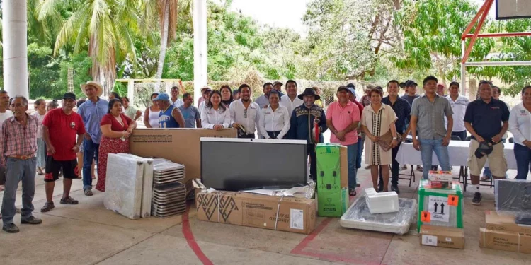 Foto: Gobierno municipal de Santa María Colotepec // Acusan uso de recursos públicos para la promoción personal del rector de la UACO de Santa María Colotepec con equipo entregado en la comunidad de Juan Diego.