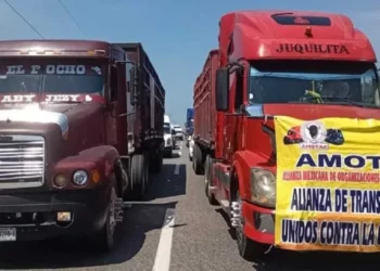 Foto: Agencias // Anunciaban para hoy bloqueos en carreteras de acceso a Oaxaca vía Puebla.
