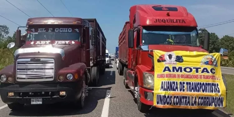 Foto: Agencias // Anunciaban para hoy bloqueos en carreteras de acceso a Oaxaca vía Puebla.