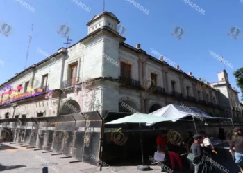 Foto: Archivo El Imparcial // Aparatosas vallas metálicas para resguardarse de protestas.