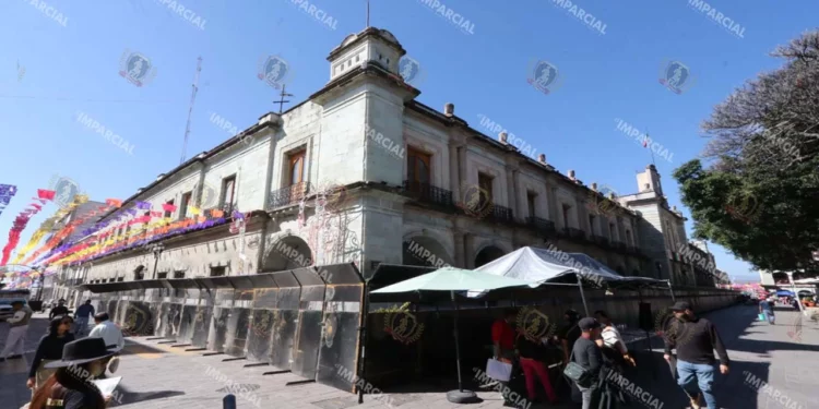 Foto: Archivo El Imparcial // Aparatosas vallas metálicas para resguardarse de protestas.