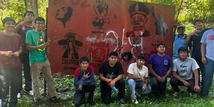 Guerrilla visual en la Sierra Norte: Alumnos del BIC de Santa María Alotepec intervienen las calles con arte y protesta