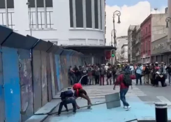 VIDEO | ¡CNTE y policías se enfrentan en el Zócalo de CDMX! Vallas, petardos y amenazas de boicot al mundial 2026
