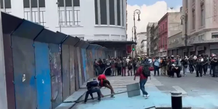 VIDEO | ¡CNTE y policías se enfrentan en el Zócalo de CDMX! Vallas, petardos y amenazas de boicot al mundial 2026