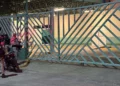 Corporaciones de seguridad resguardaron el Periférico de Juchitán tras el ataque armado contra un joven de 24 años, donde únicamente se localizaron huellas hemáticas tras el traslado de la víctima en una unidad de alquiler.