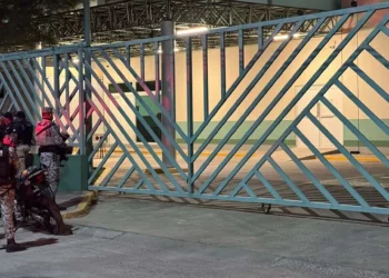 Corporaciones de seguridad resguardaron el Periférico de Juchitán tras el ataque armado contra un joven de 24 años, donde únicamente se localizaron huellas hemáticas tras el traslado de la víctima en una unidad de alquiler.