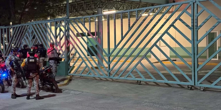 Corporaciones de seguridad resguardaron el Periférico de Juchitán tras el ataque armado contra un joven de 24 años, donde únicamente se localizaron huellas hemáticas tras el traslado de la víctima en una unidad de alquiler.