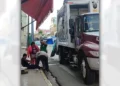 Cuerpos de emergencia atendieron a un trabajador de limpia tras caer del toldo de un camión recolector.