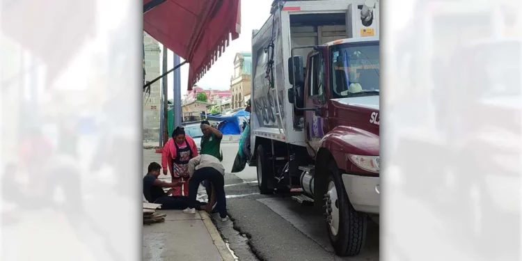 Cuerpos de emergencia atendieron a un trabajador de limpia tras caer del toldo de un camión recolector.